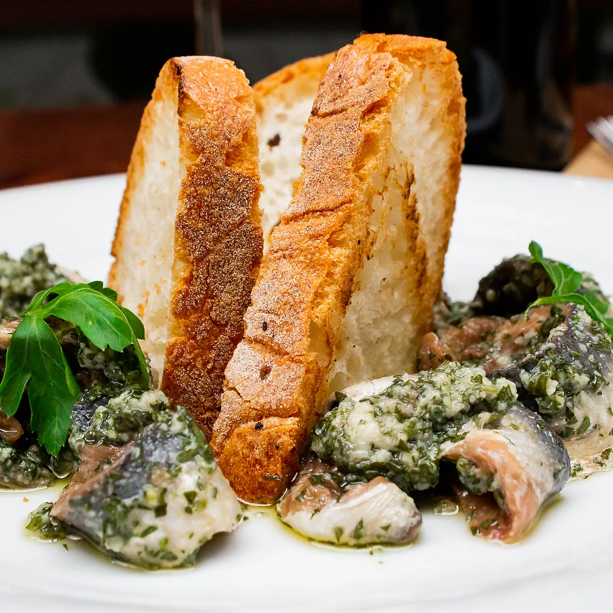 Acciughe al verde con pane croccante, antipasto piemontese di Dume