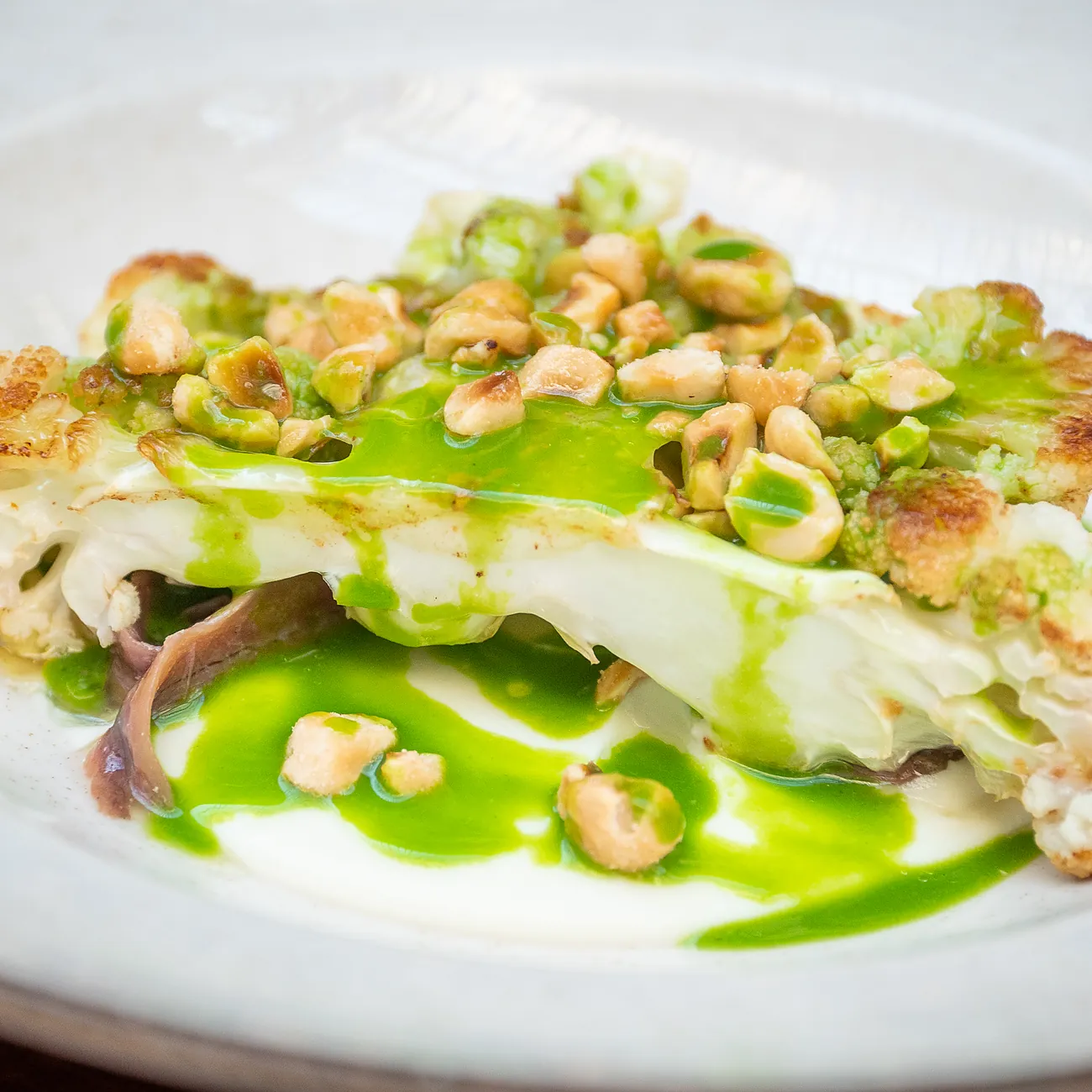Cavolfiore arrosto con salsa verde e nocciole di Dume