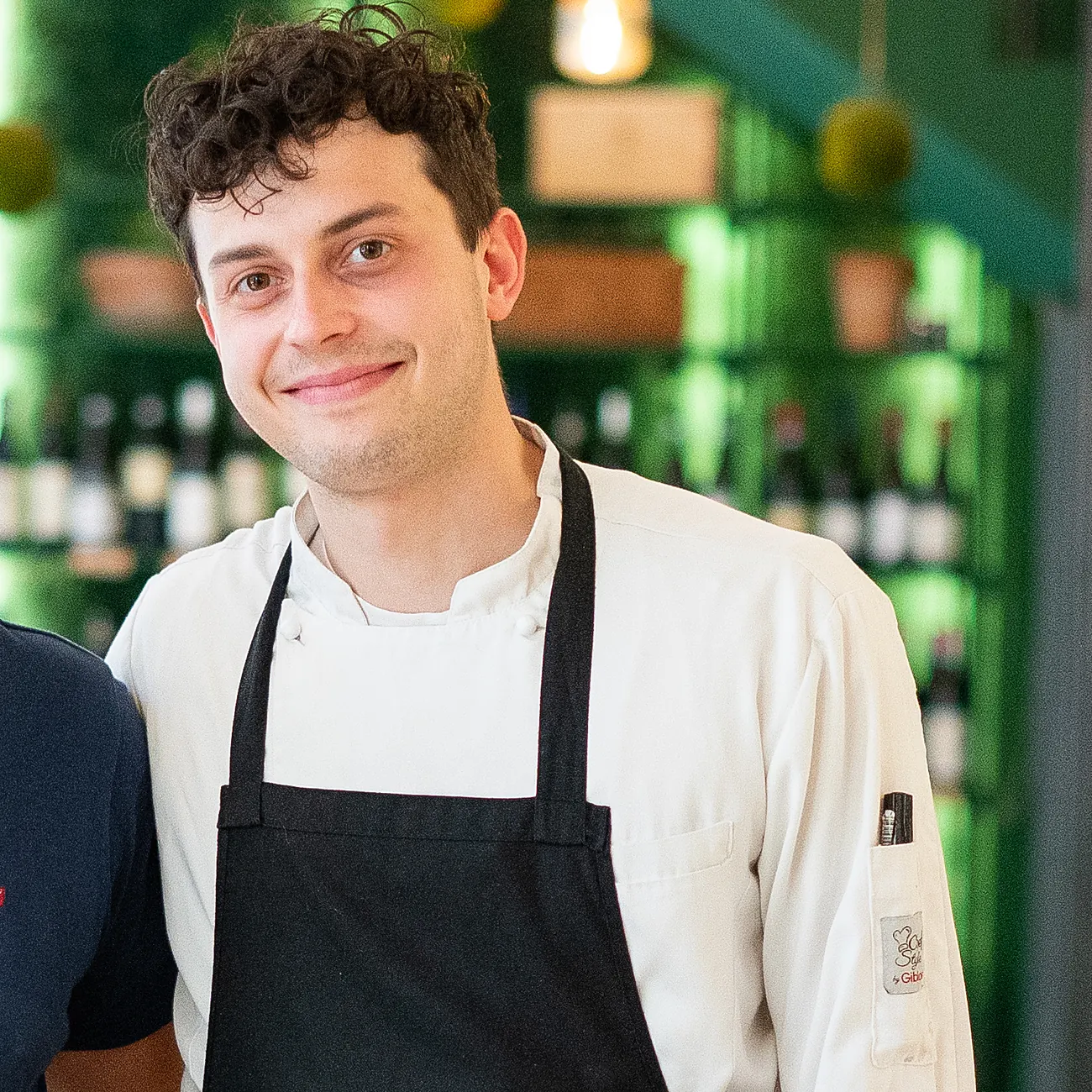 Lo Chef Jacopo Capelli al lavoro nella cucina di Dume
