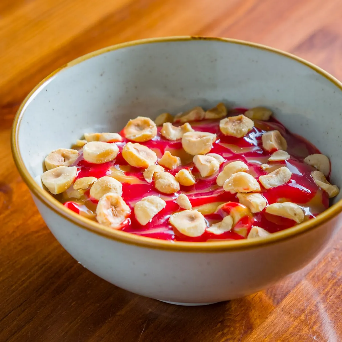 Dolce al cucchiaio con frutti rossi e nocciole di Dume