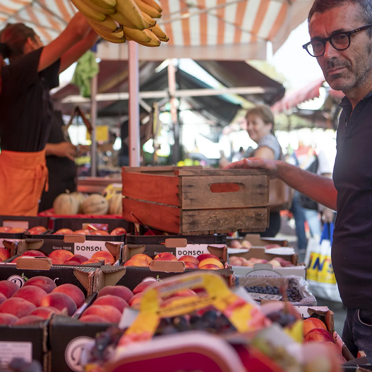 La scelta delle materie prime al mercato di Porta Palazzo, Torino