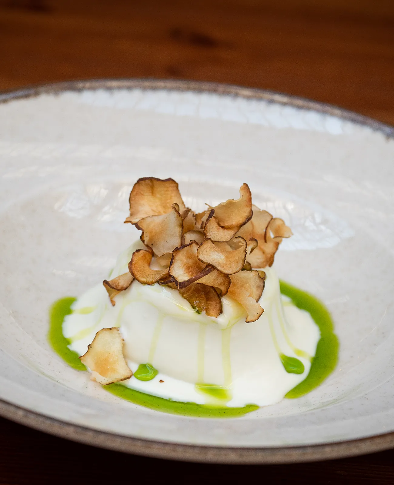 Spuma di formaggio con chips croccanti e olio verde di Dume