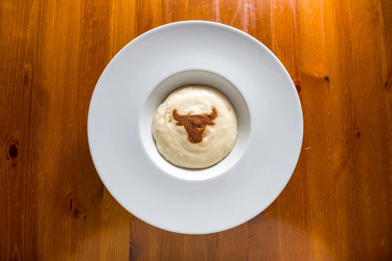Crema con il toro di Dume, il segno del ristorante, Torino